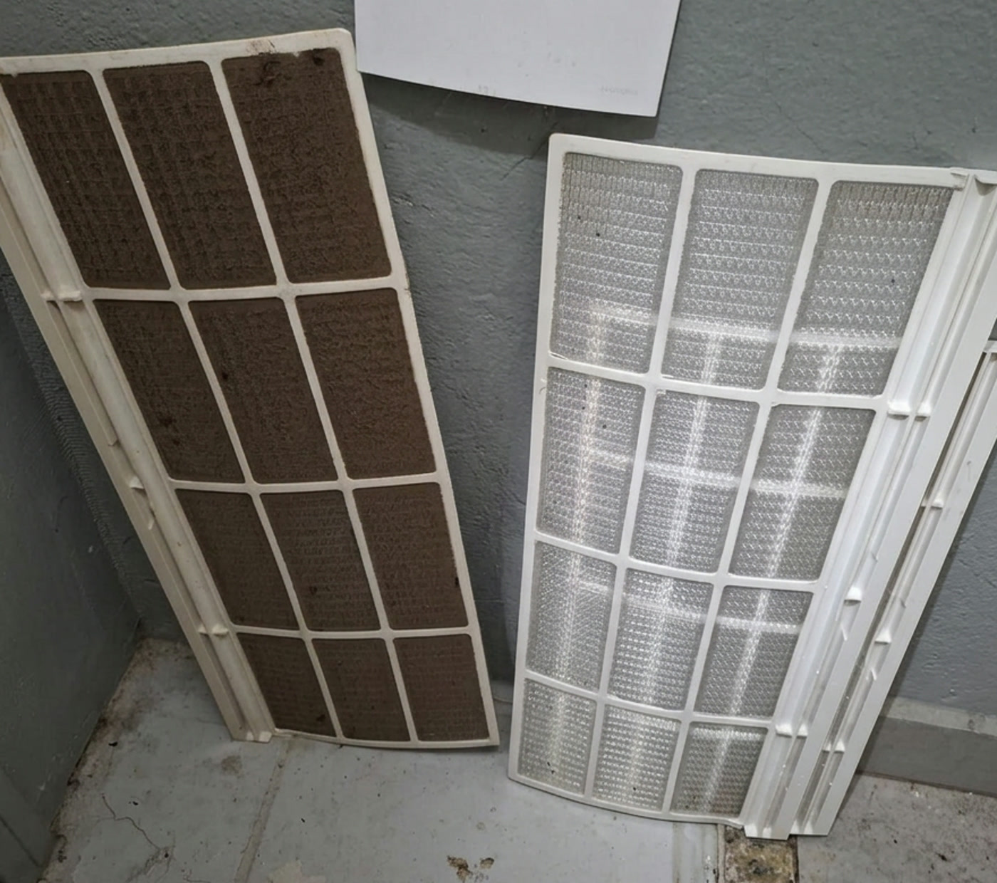 Dois filtros do mesmo modelo lado a lado, um saturado de poeira e outro lavado